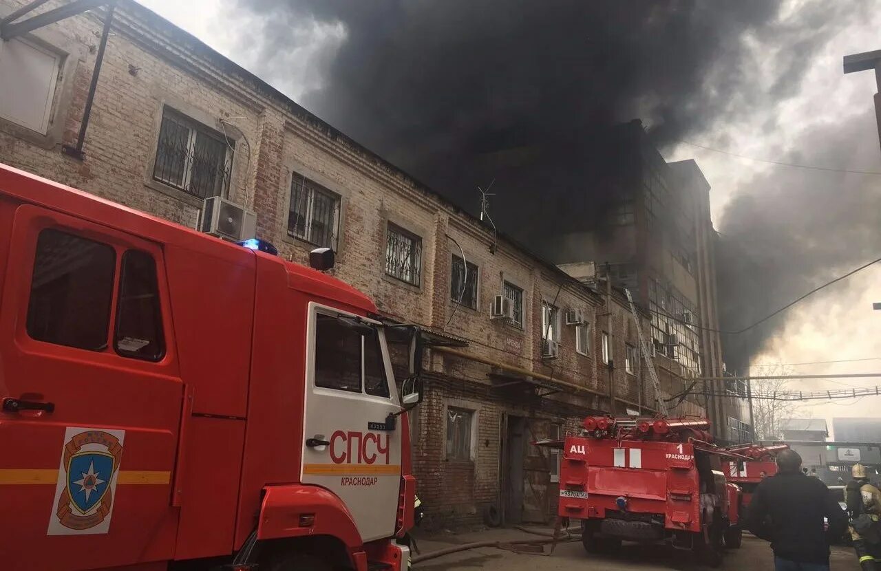 Пожар в краснодаре. Пожар в краснодаре вчера. Пожар в краснодаре восточно кругликовская 34. Пожар на сормовской краснодар. Пожар в геленджике.