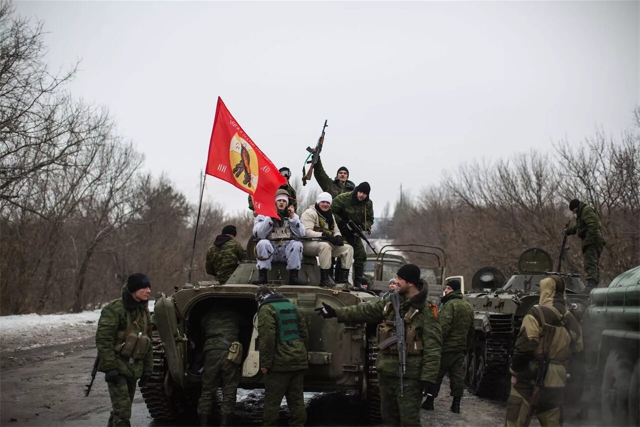 Сводки ополчения новороссии за последний час. Ополченцы Донбасса 2015. Ополченцы ДНР С красными знаменами. Флаг ополченцев.