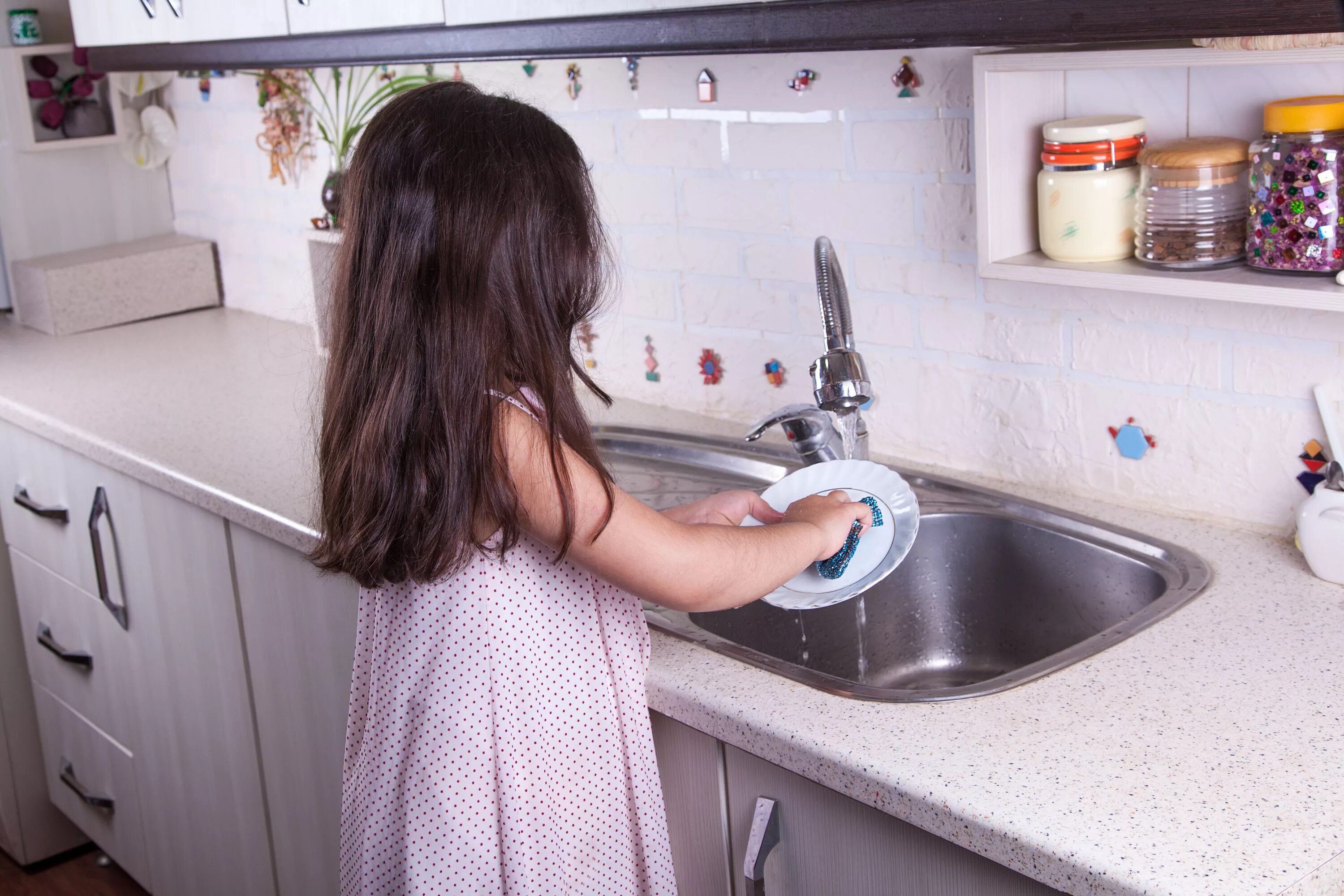 They do the washing up. Девочка помыла посуду. Девушка вымыла посуду. Детская посуда мытье. Девушка моющая посуду.