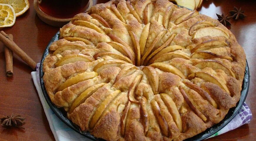 Яблочный пирог из готового дрожжевого теста. Пирог с яблоками из дрожжевого теста. отрывной пирог с яблоками из дрожжевого теста. пироги с яблоками из дрожжевого теста в духовке. отрывной дрожжевой пирог.