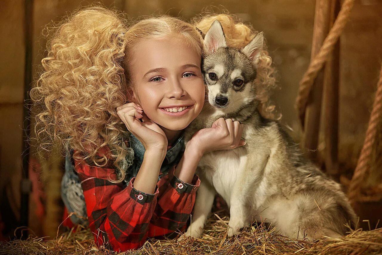 Девочка живет с собаками. Девочка с животным. Таня Луговая. Девочка разговаривает с животными.