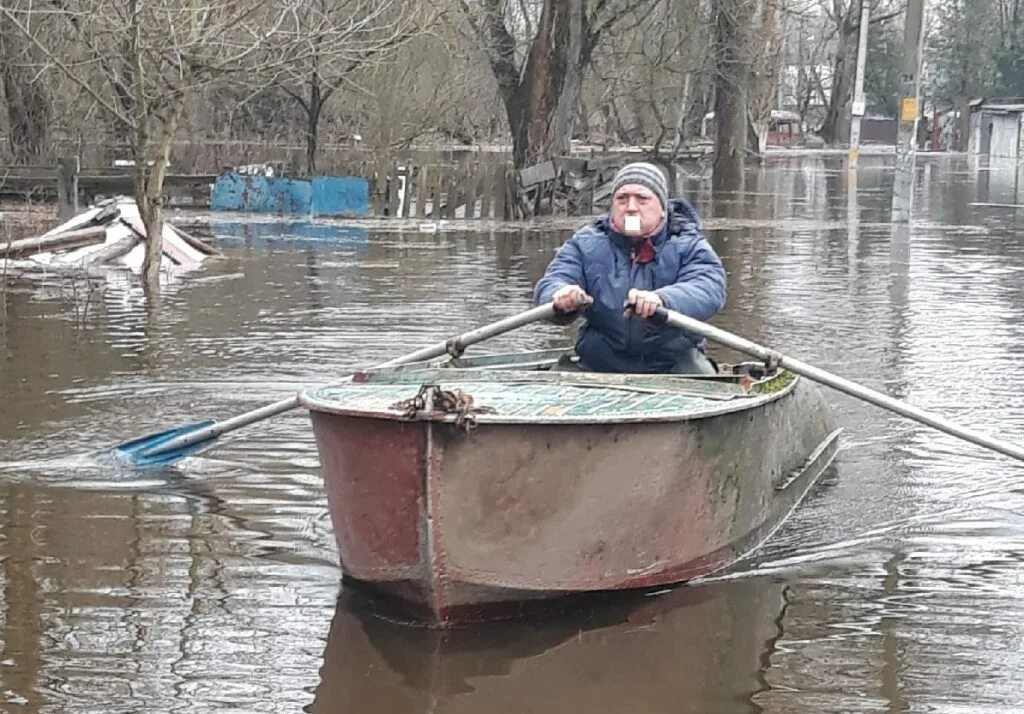 Интересные лодки. Паводок фото. На лодке в половодье. Паводок Радица.