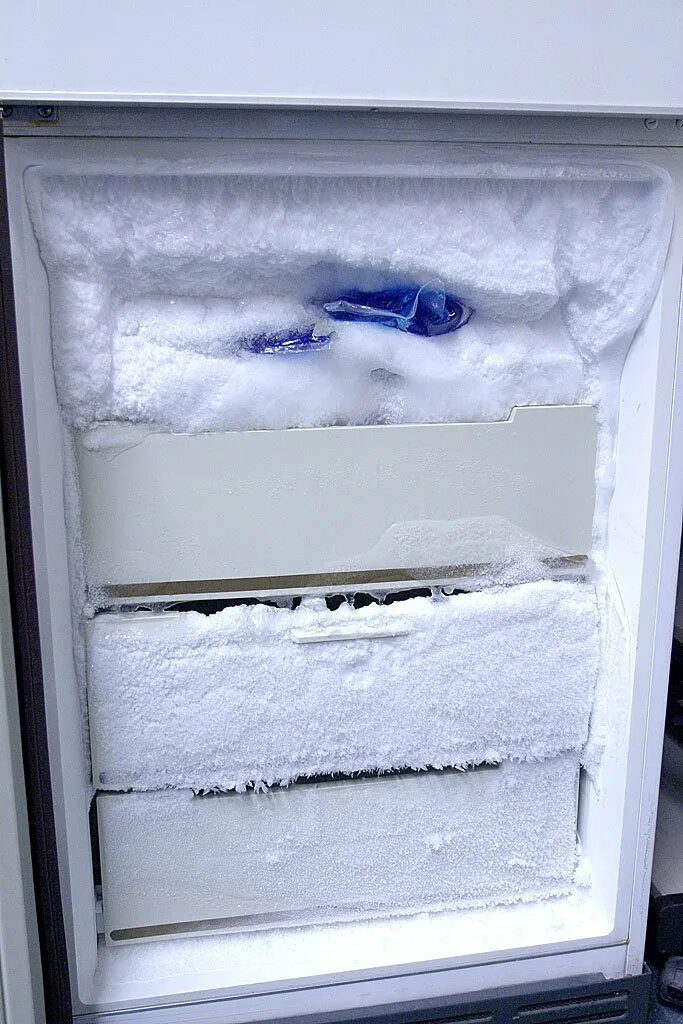 Причины сильно морозит. Намерзает холодильник ноу Фрост. Холодильник Атлант наледь. Холодильник перемораживает no Frost. Морозильная камера Haier no Frost.