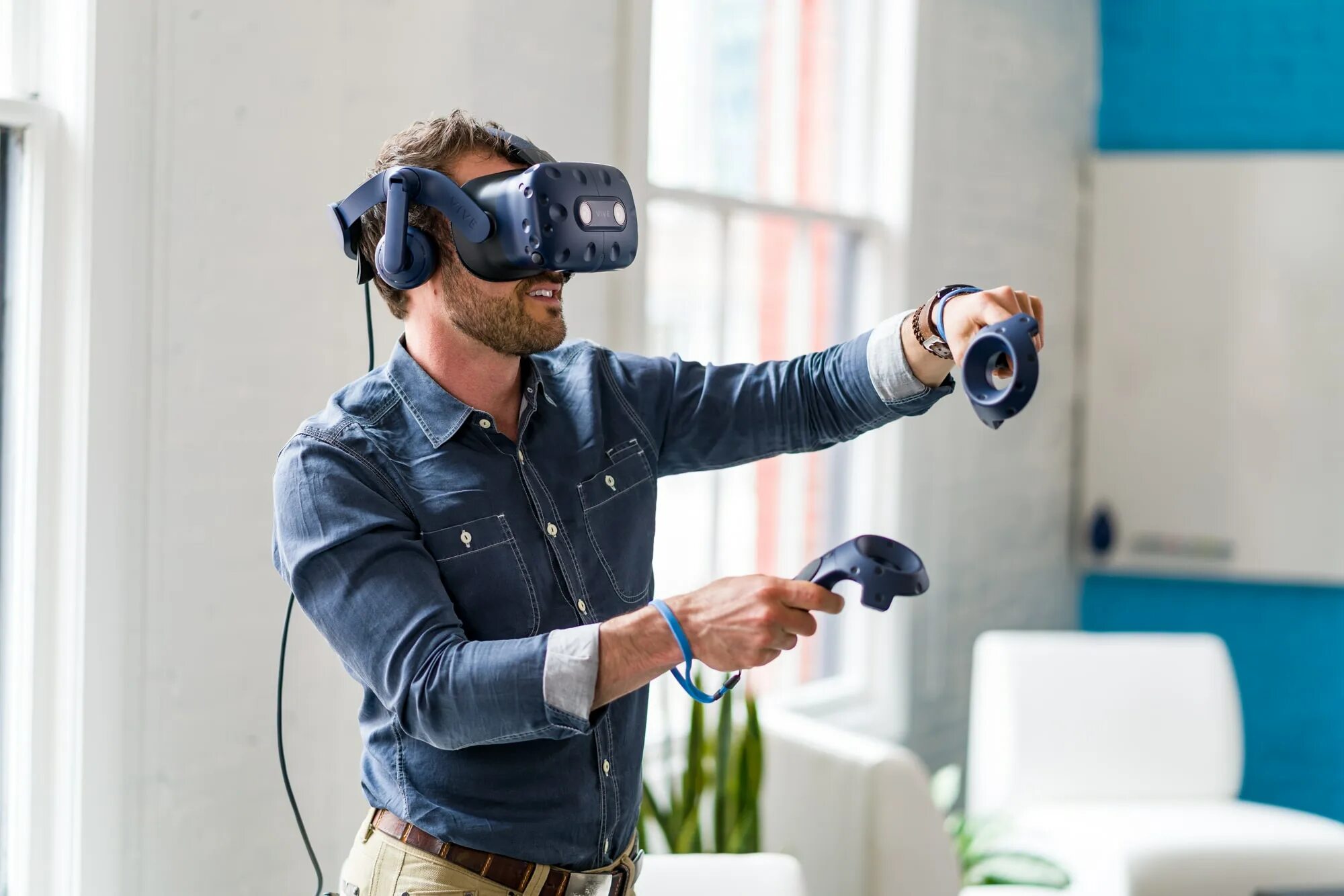 Система виртуальной реальности htc vive. Vr vive pro шлем. htc vive pro. шлем виртуальной реальности htc vive pro hmd. vr шлем htc vive 2017.