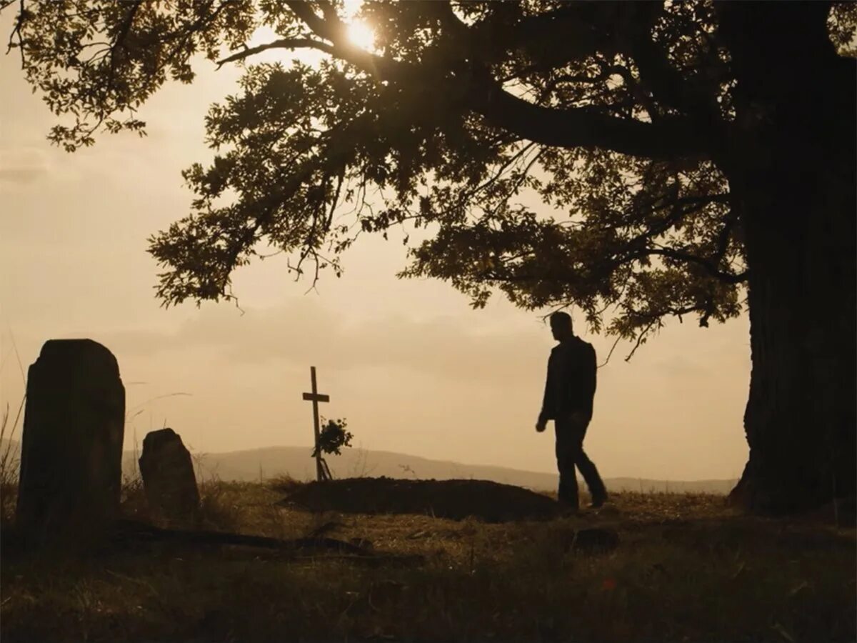 Кладбище женщин. Человек перед крестом. Стоит над могилой. Стоит над могилой. Девушка на кладбище.