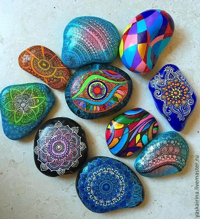 Раскрашиваем камни. Расписанные камни в саду. Роспись по камню. Раскрашенные камушки. Рисование на камнях для детей.