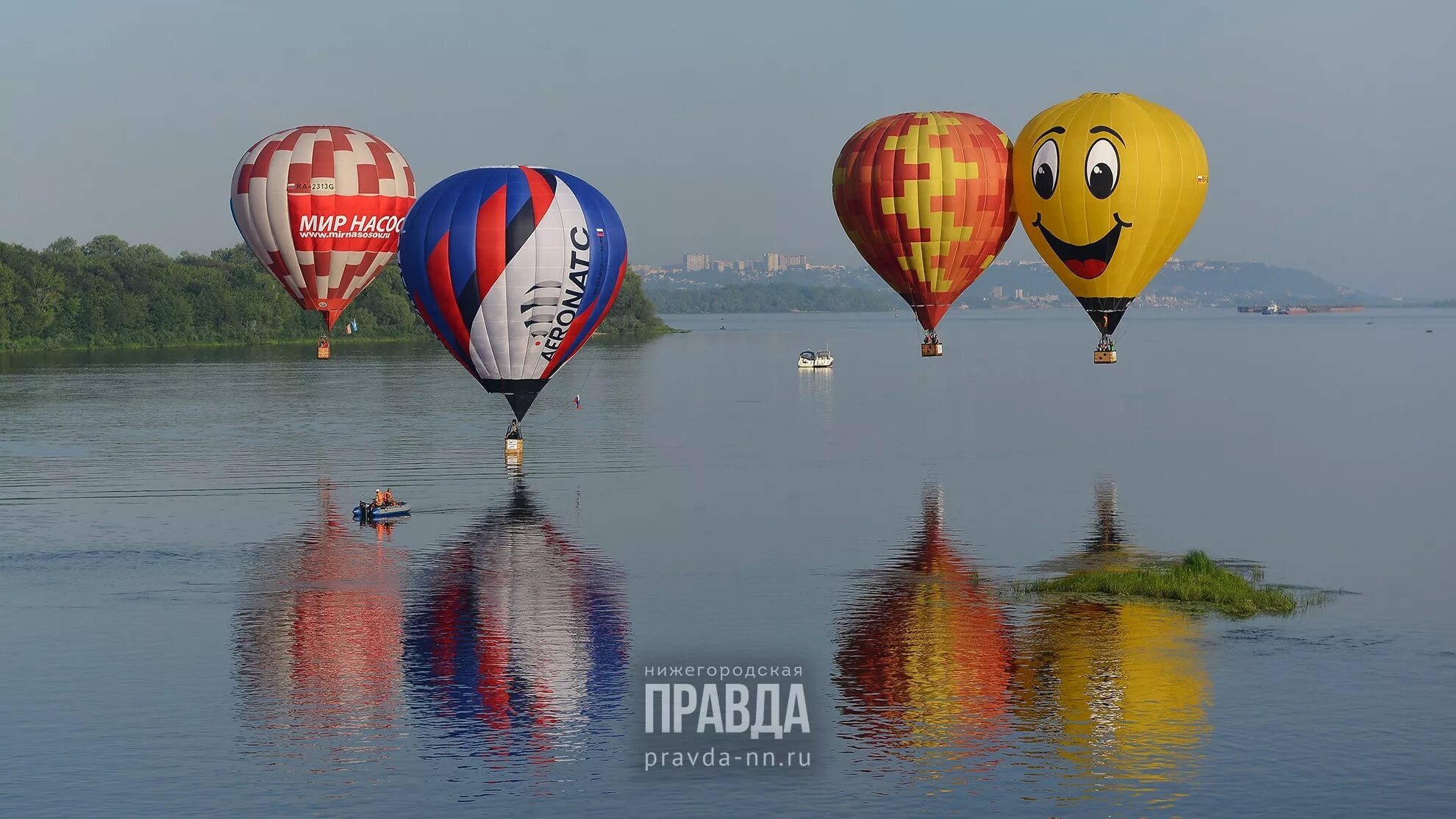 Шары новгород. Парад аэростатов Нижний Новгород. Воздушной шар над Новгородом. Воздушный шар над нижним Новгородом. Воздушный шар над Волгой.