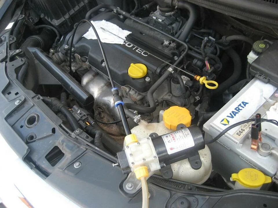 Корса д 1.2 масло в двигатель. Опель корса 1.4 автомат. opel corsa 1.4 щуп акпп. масло на опель корса д 1.4. щуп опель корса д 1.2.