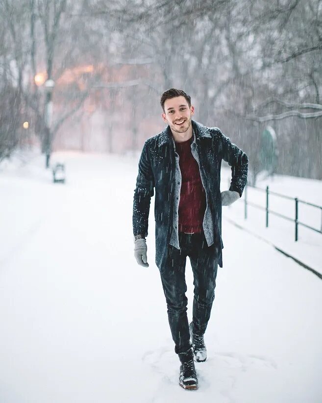 Лагучев снег. Мужчина зимой. Парень зимой. Мужчина на улице зима. Мужская фотосессия на улице зимой.
