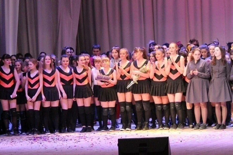 Пчелки тверк оренбург видео. Пчелки оренбург. Танец пчёлок в оренбурге. Танец маленьких пчелок. Танец бешенных пчёлок.