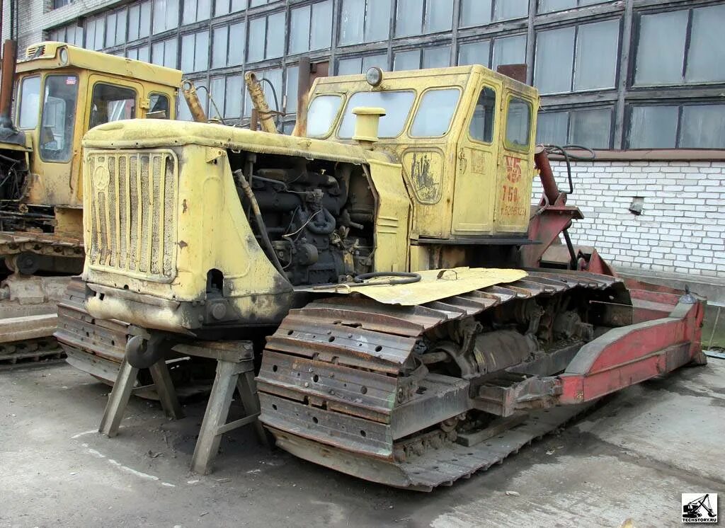 Трактор т 100 чтз. Бульдозер чтз т-100. Т 100 в работе. Трактор т-100м чтз. Советский гусеничный трактор т-100.