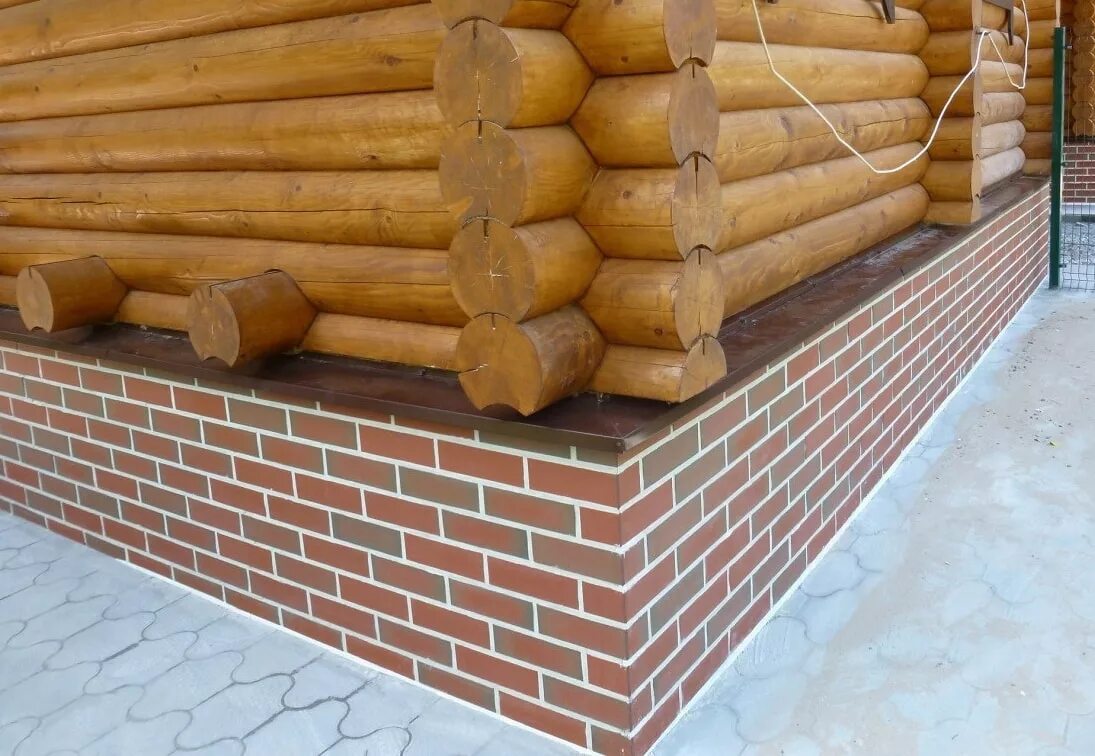 Отделка цоколя. Сруб облицовка облицовка. Цоколь сруба. Отделка бревенчатого дома снаружи. Внешняя отделка сруба.