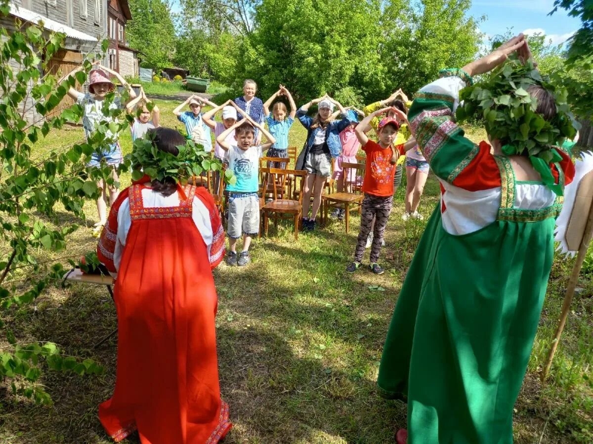 Праздник с березовыми букетами