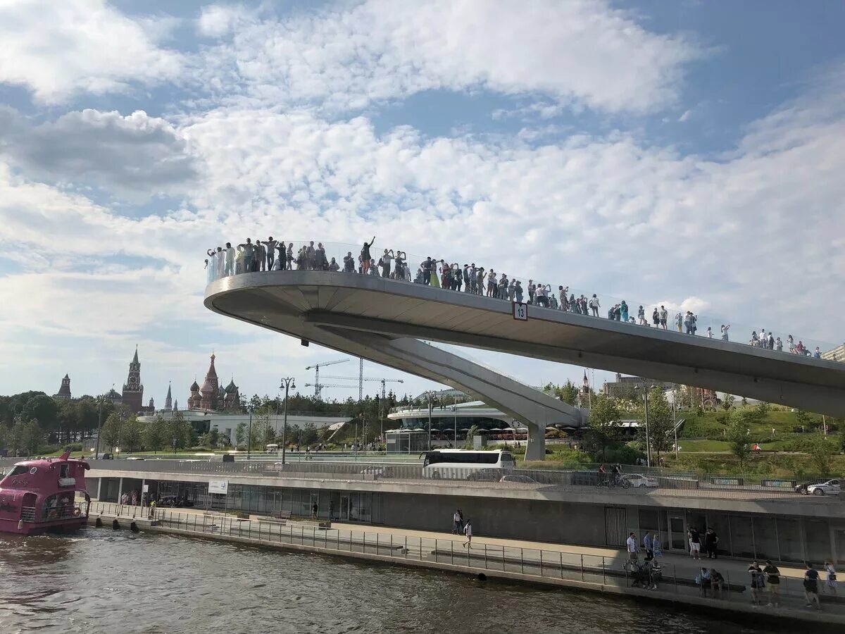 Парк Зарядье мост. Парк Зарядье парящий мост. Парк Зарядье стеклянный мост. Парк Зарядье мост над рекой. Навесной мост в москве