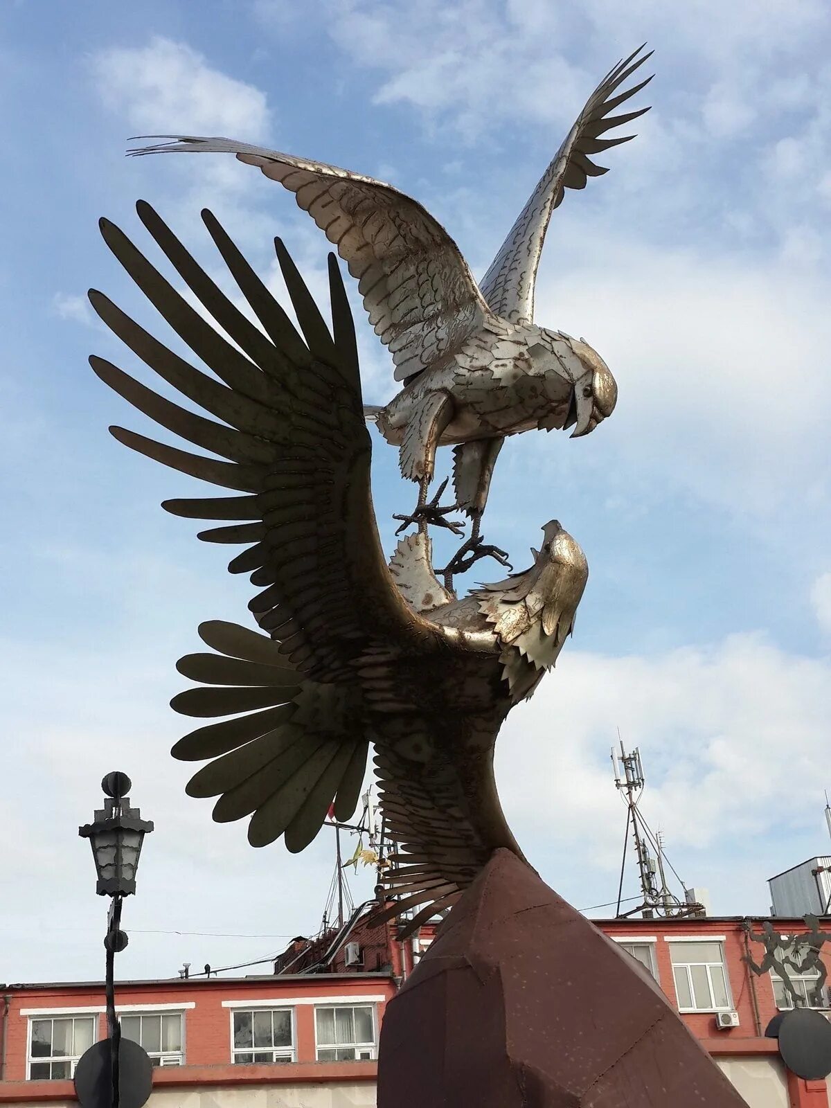 Орёл город. Монумент орла в Орле. Памятник Орлу в Орле.