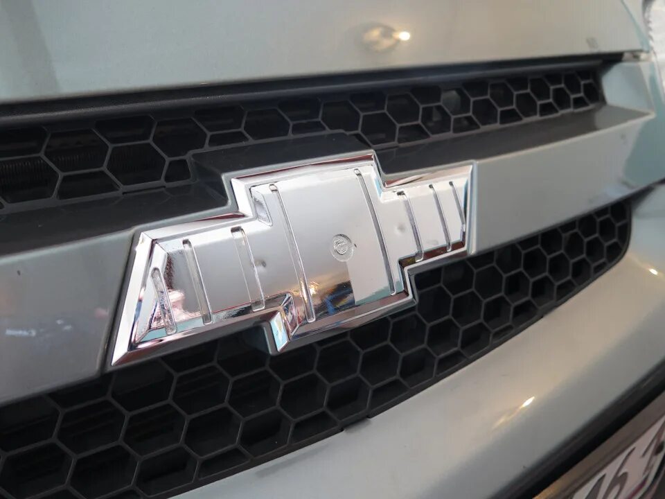 Шильдик \ Эмблема шевроле на Шеви-Ниве - Chevrolet Niva, 1,7 л, 2015 года тюнинг