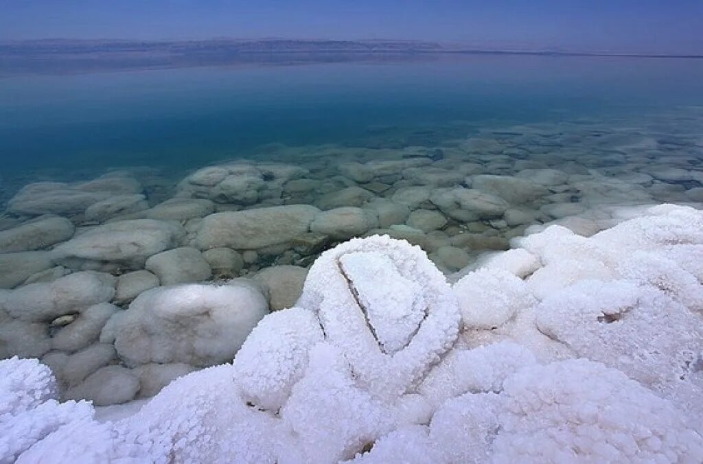 Получают из морской воды. Соль мёртвого моря. Мертвое море добыча соли. Мёртвое море глыбы соли. Соленое море.