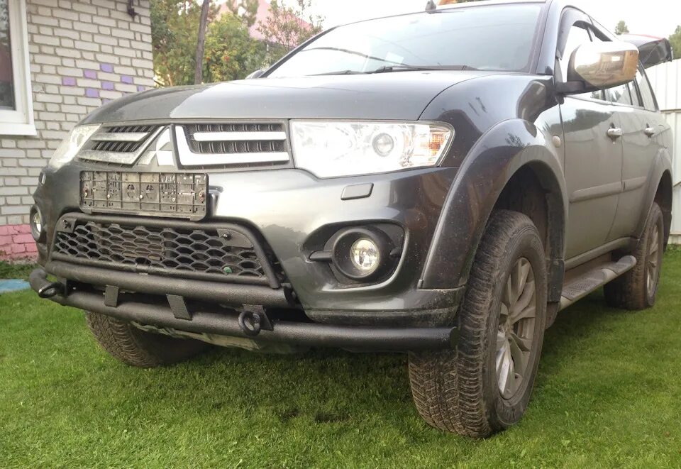 Mitsubishi l200 защита переднего бампера. Бампер Mitsubishi Pajero Sport 2. Защита переднего бампера Mitsubishi Pajero Sport 2. Защита переднего бампера Митсубиси л200. Бампер л200 купить