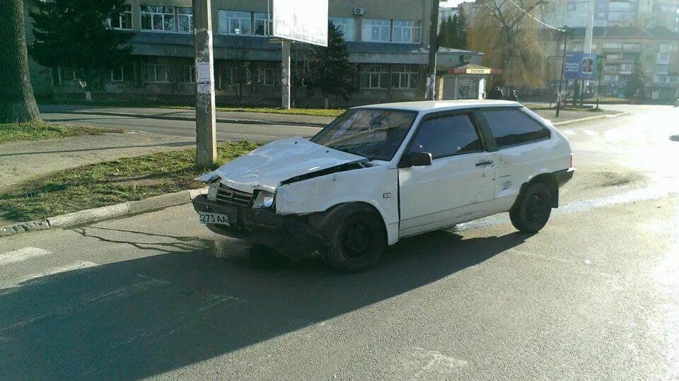 Ваз 21083 битая. Лада 2108 разбитый. Лада 2108 авария. Ваз 2108 после дтп. Разбитая ваз 2108 красная.