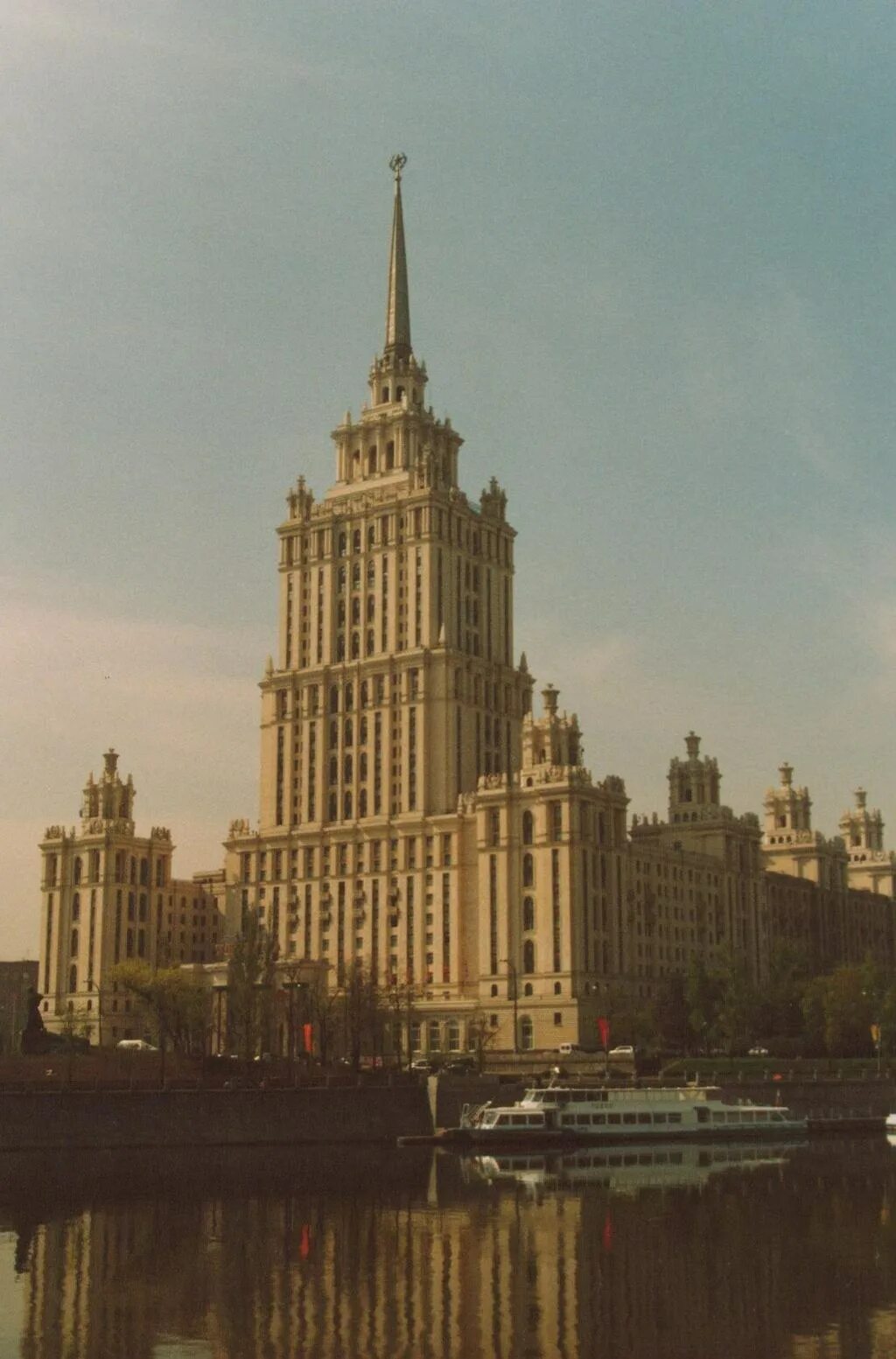 семь сестер сталинские высотки. сталинские высотки в москве мгу. дом на котельнической набережной и мгу. сталинская высотка в варшаве. московский государственный университет имени ломоносова 1755.