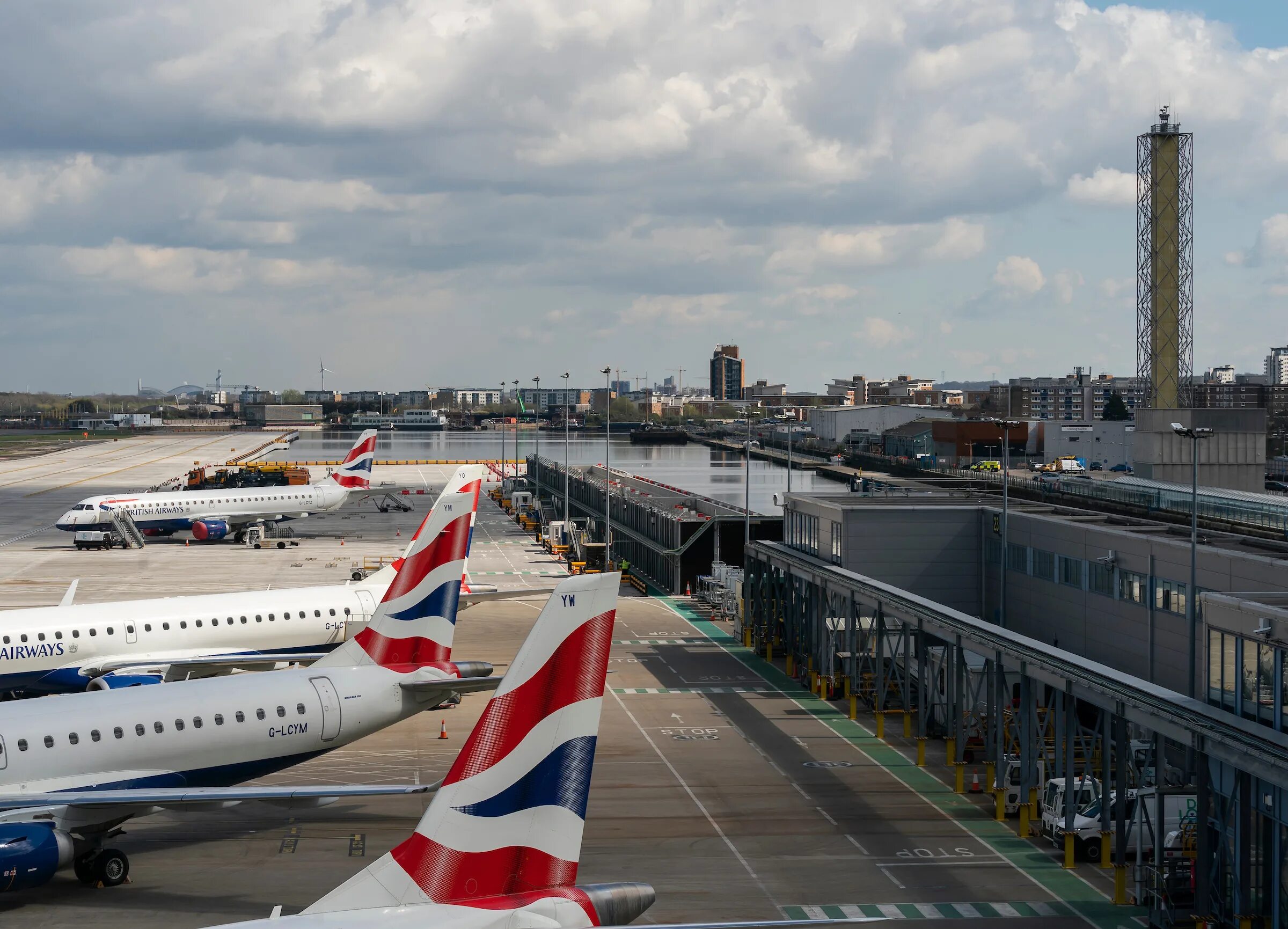 Хитроу ,777 падение. Льеж аэропорт. Аэропорт heathrow лондон. Гатвик , lgw. Аэропорт в лондоне сканворд.