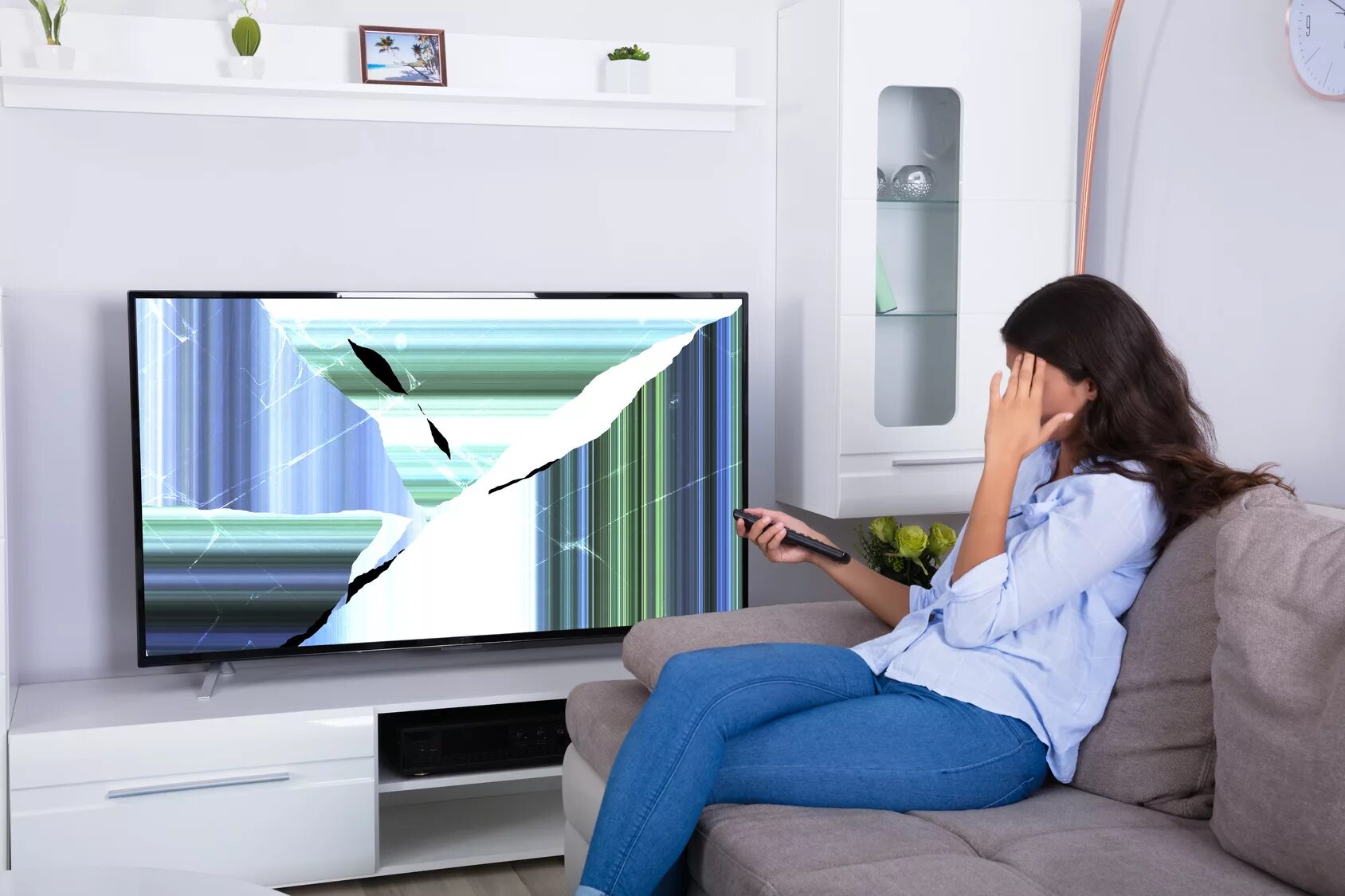 Выйди на обычный телевизор. Цифровое телевидение. Телевизор с интернетом. Семья у телевизора. Человек и телевидение.