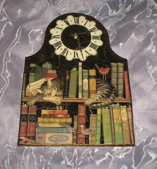 Часы в библиотеке. Настенные часы для библиотеки. Музыкальные часы в библиотеке. Оригинальные часы в библиотеку.
