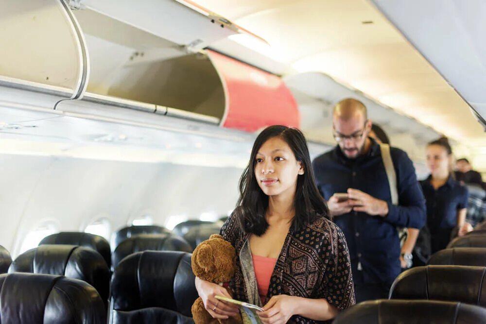 Женщина в самолете. Люди в самолете. Посадка пассажиров в самолет. Приоритетная посадка в самолет.