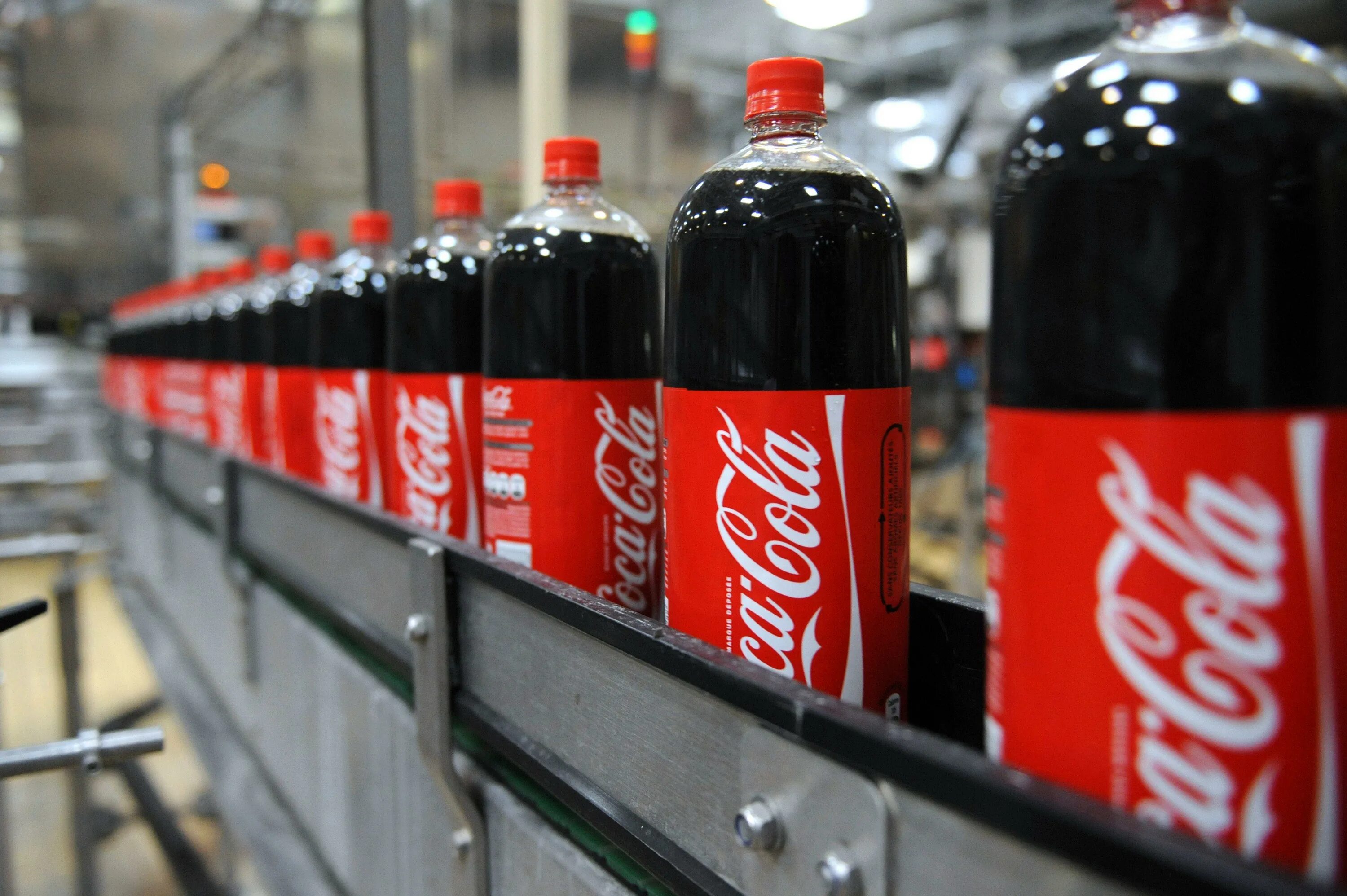 Coca cola us. Завод кока кола в сша. завод кока кола в армении. coca cola напиток. coca cola производитель.