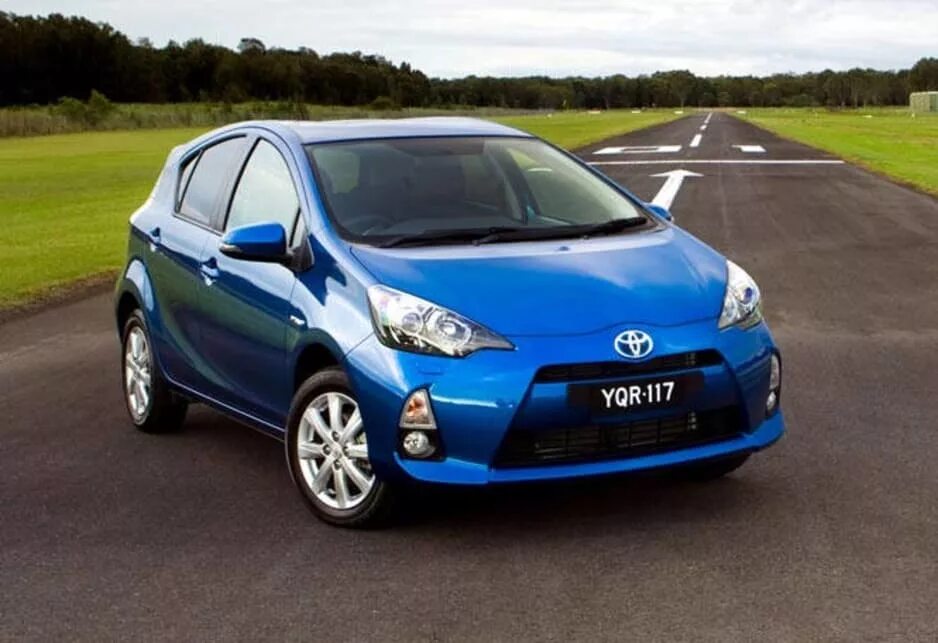 Toyota Prius c 2012. Toyota Prius хэтчбек. Тойота Приус хэтчбек 2012. Toyota Prius c 2013. Тойота хэтчбек левый