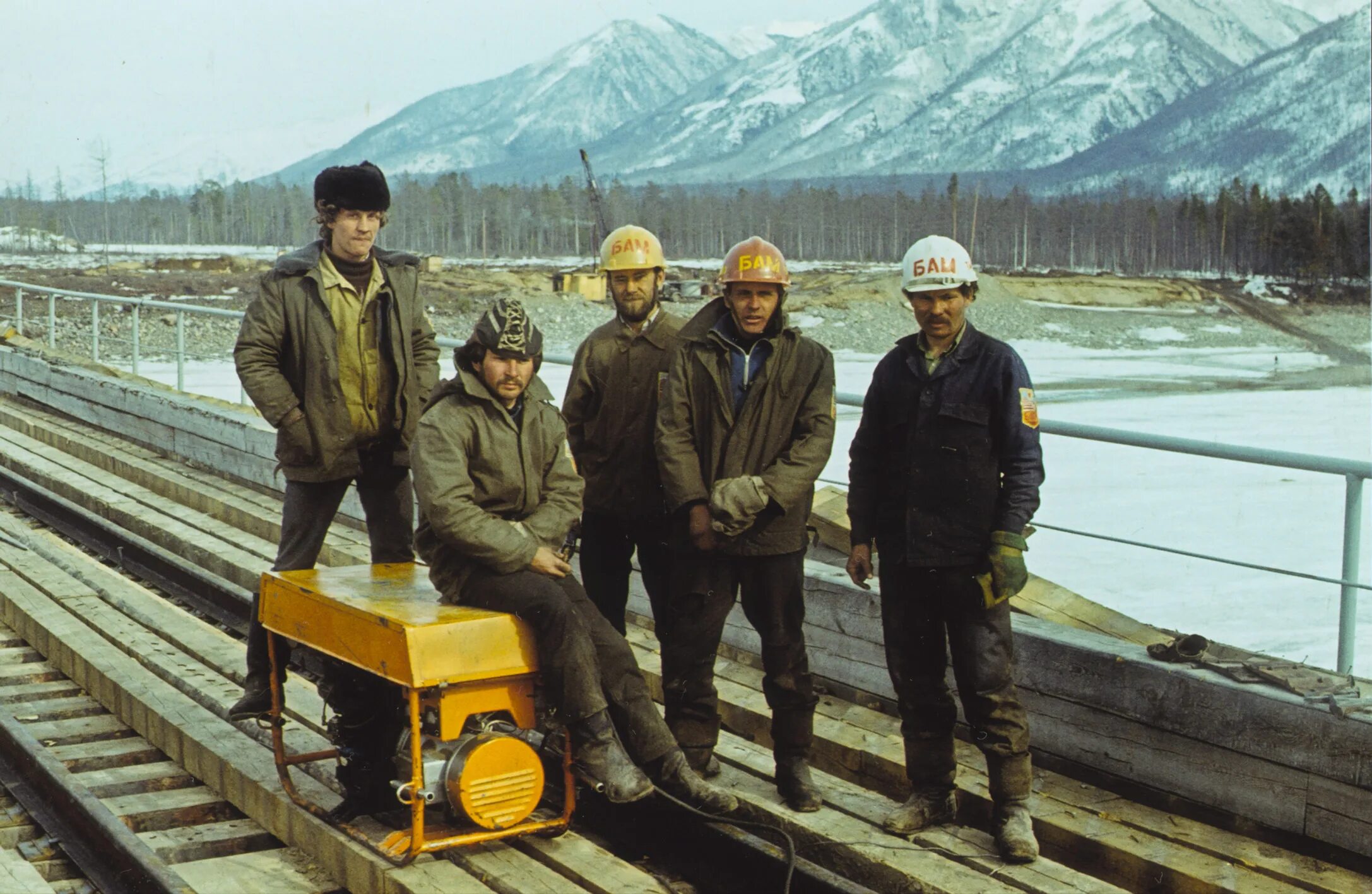 Стройка бама в ссср. Железнодорожные войска байкало амурская магистраль. Бам рабочие. Бам рабочие. Бам рабочие.