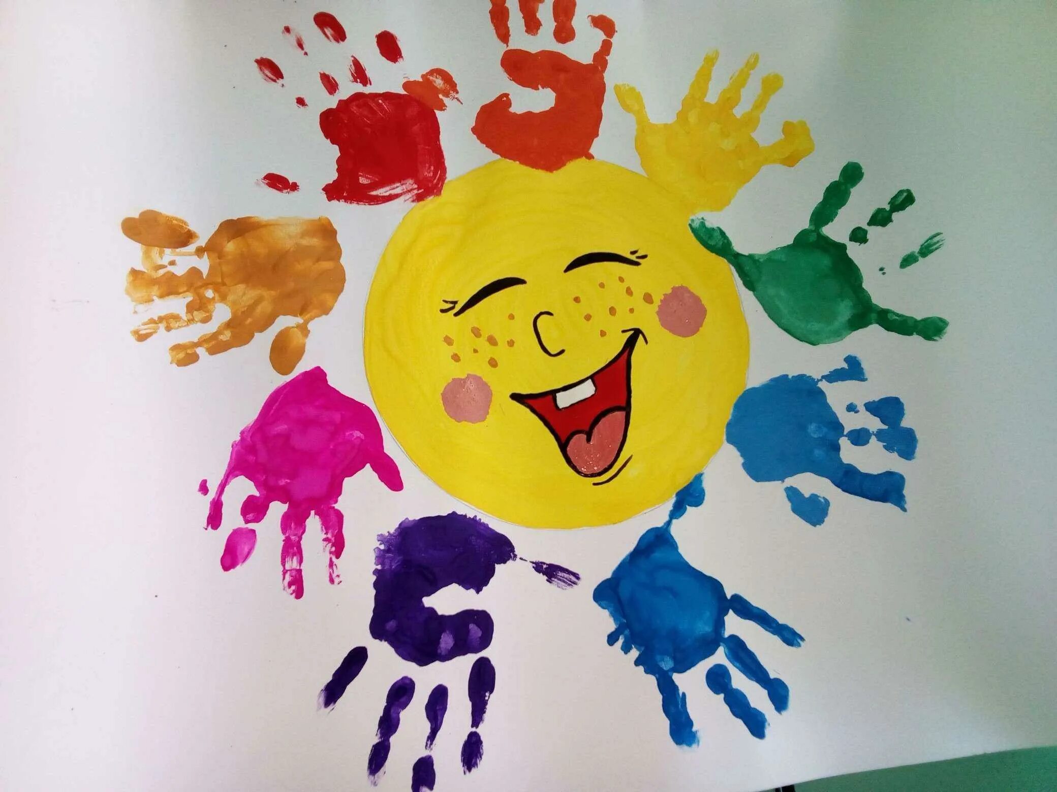Краски пальчики. Рисование ладошками в детском саду. Рисунки красками для детей. Рисование руками для малышей. Веселые ладошки рисование.