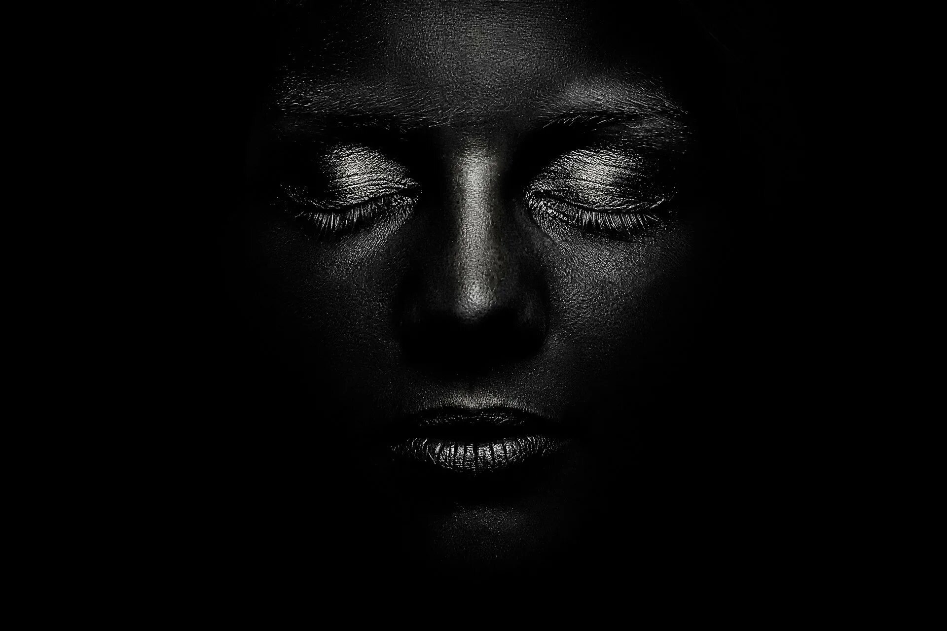 Портрет чб. Девушка в черном. Черно белый портрет. Лицо девушки на черном фоне. Глаза негритянки