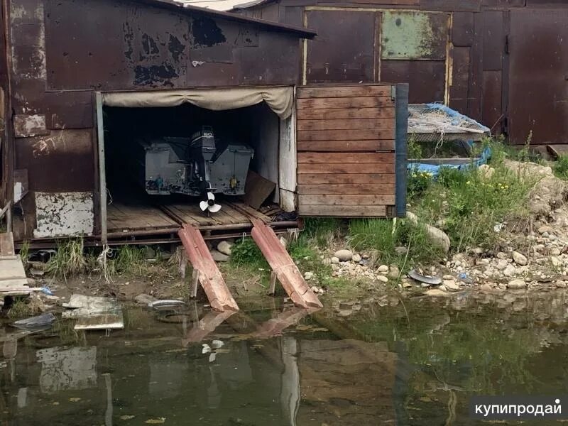 Лодочный гараж. Гараж для катера на берегу. лодочный гараж на берегу. недокура берег ангары лодочный гараж.