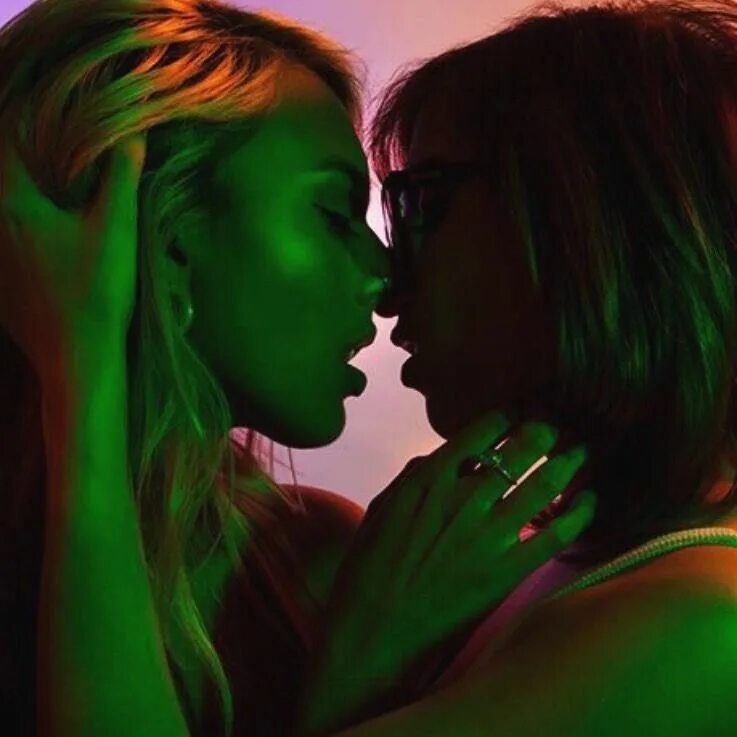 Lesbian девушки. Лесбиан вайб. поцелуй девушек. две девушки любовь.