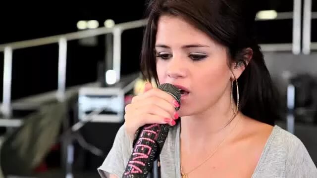 Ин мидл найт песня. Middle of Nowhere-selena Gomez & the Scene. Elle Duhe Middle of the Night. Элли ДЮА певица Мидл онтзе Найт. Middle of the Night клип.