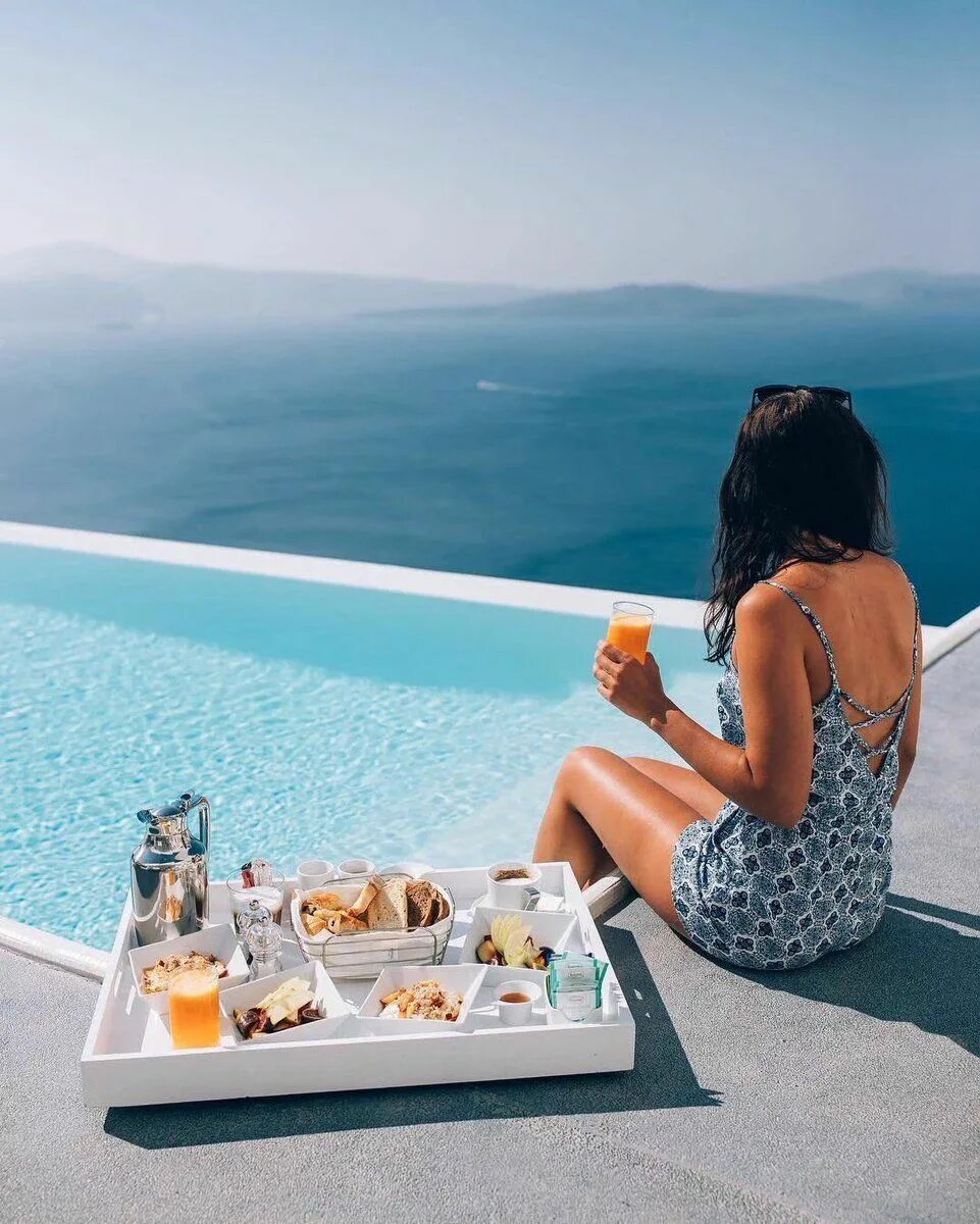 Девушка в шезлонге на пляже. Отдых наслаждение. Отдых наслаждение. Гамак для дачи. Мужчина на шезлонге.