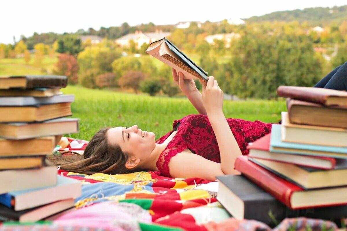 Книжный человек читать. Чтение книг. Лето с книгой. Книга человек. Лето с книжкой.