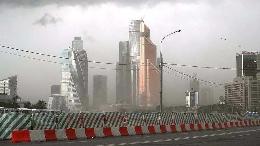 Москва Сити Торнадо. Ураган в Москве Сити. Мощный ураган в Москве. Циклон в Москве. На москву надвигается ураган