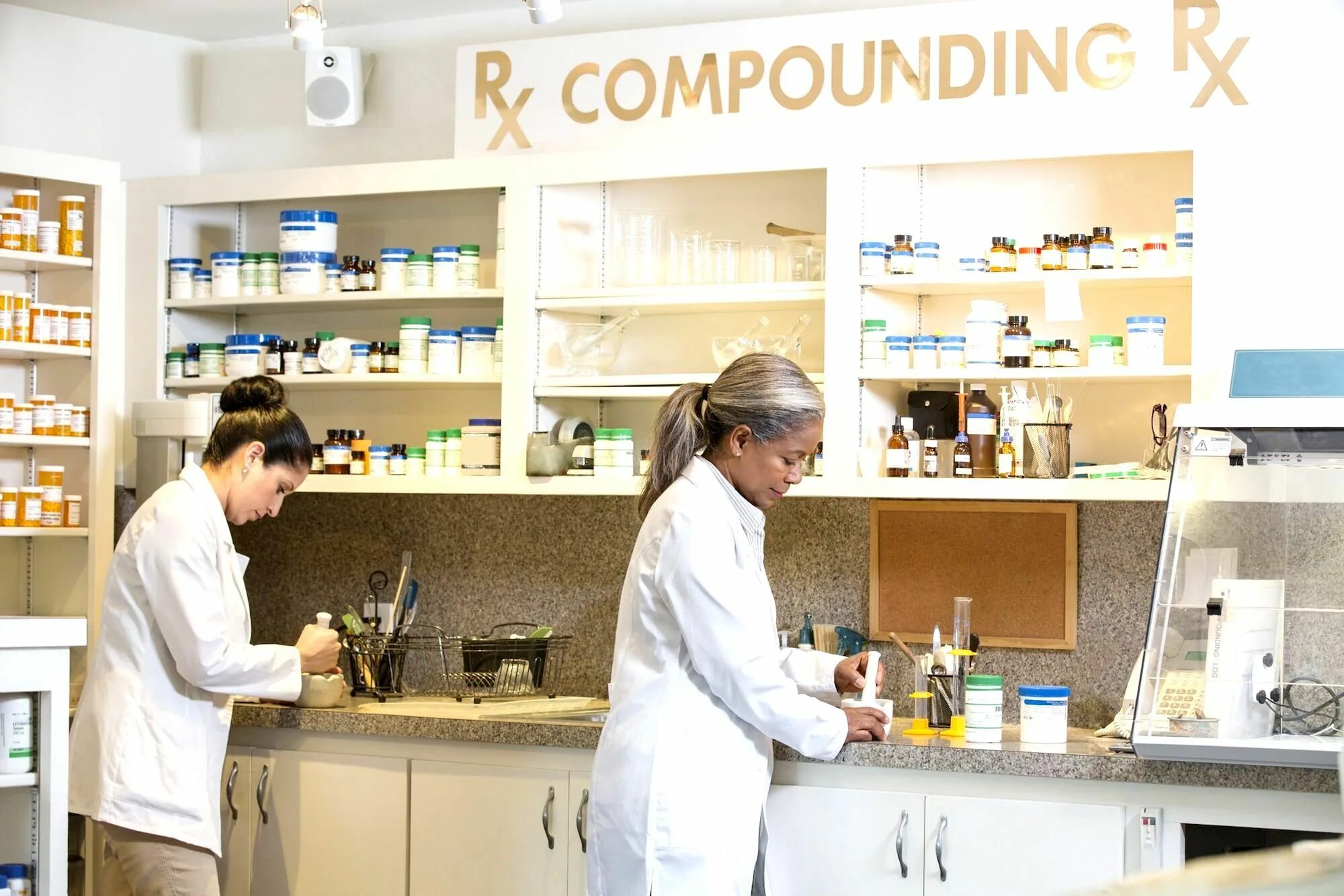 Асептический блок в производственной аптеке. Изготовление рецептурных препаратов. Рецептурные препараты в аптеке. Ассистентская комната в аптеке. Провизор в производственной аптеке.