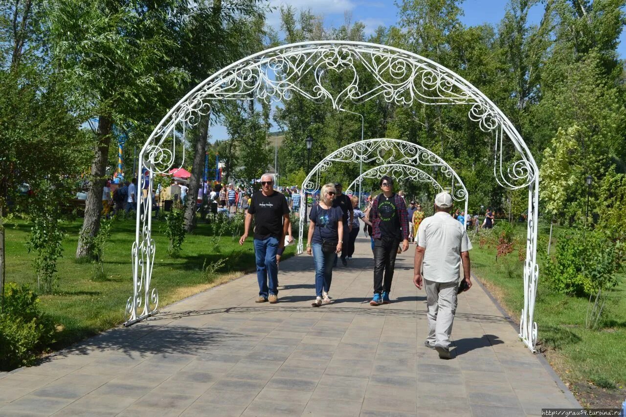 Городской парк саратовская область вольск городской парк. Городской парк вольск. вольский городской парк сапожникова. сад сапожникова в вольске. городской сад сапожникова в вольске.