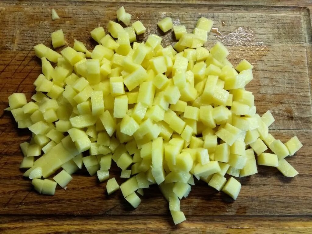 Картошка мелкими кубиками. Как порезать картошку мелкими кубиками. как мелко нарезать картошку кубиками. как резатькартошу мелко. как порезать картошку на борщ.