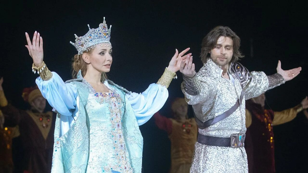 Сколько идет шоу навки вечера на хуторе. Русалн людмила пер чернышев. петр чернышев навка шоу. петр чернышев шоу руслан и людмила. руслан и людмила навка.