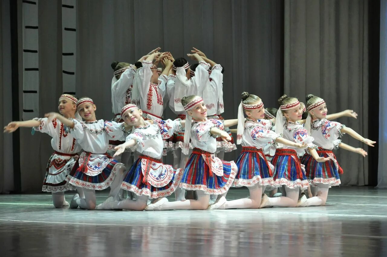 Сябрынка минск ансамбль состав. Ансамбли минска. Друзья сябрынка. Белорусский танец купалинка. Ансамбли минска.