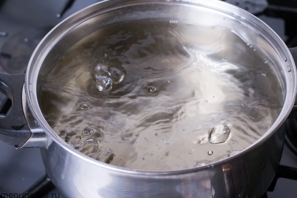 Кипящая вода. Бурлящая вода. Кипящая вода в чайнике. Кипящая вода. Кипение пузырьки.