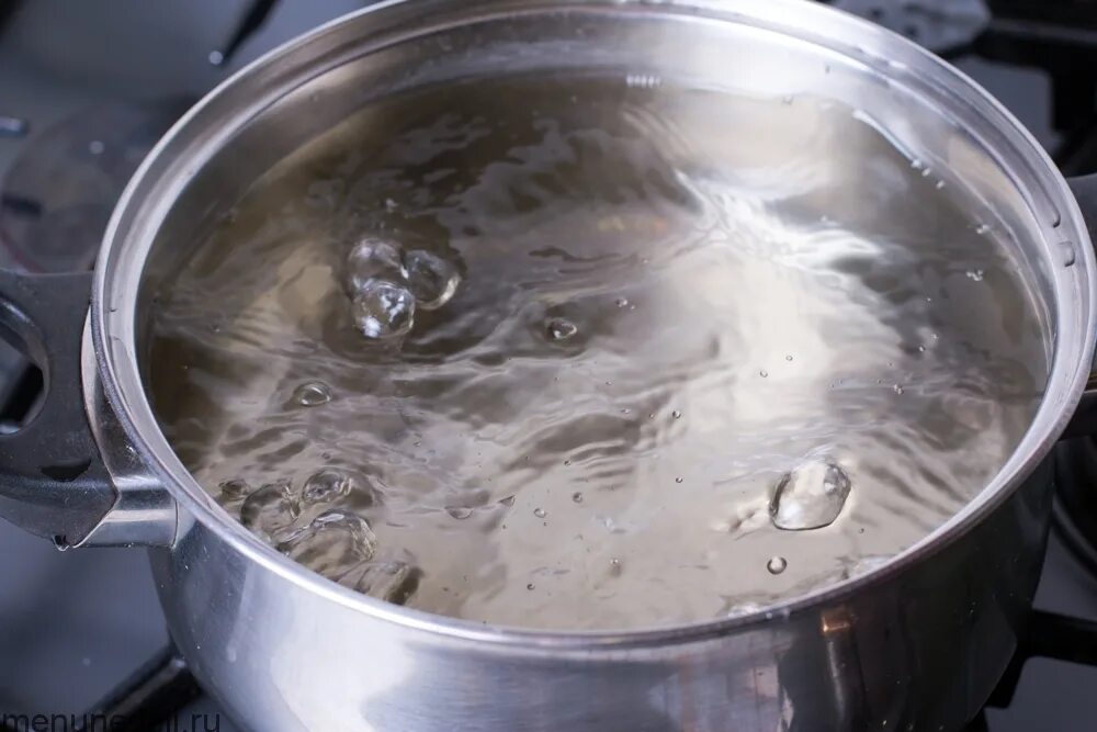 Кастрюля с водой. Кипящая вода в кастрюле. Кипение воды в кастрюле. Налить воду в кастрюлю.