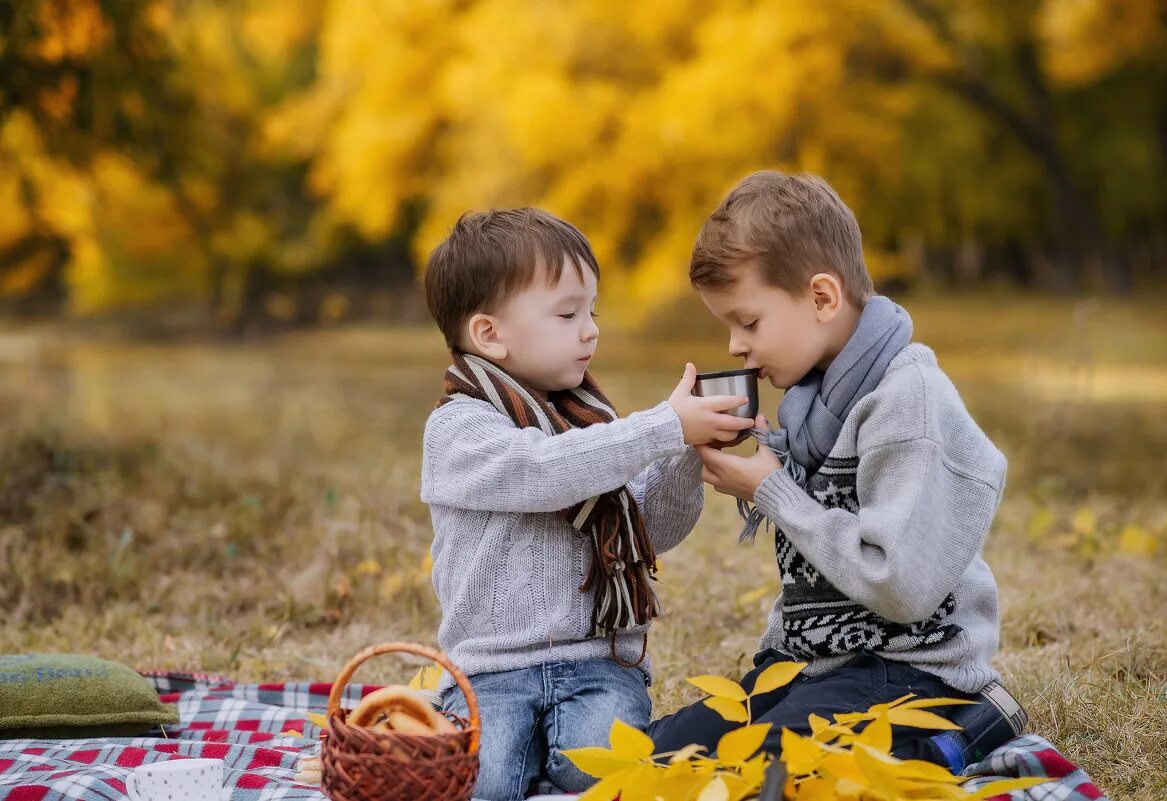 Мальчик играет в парке