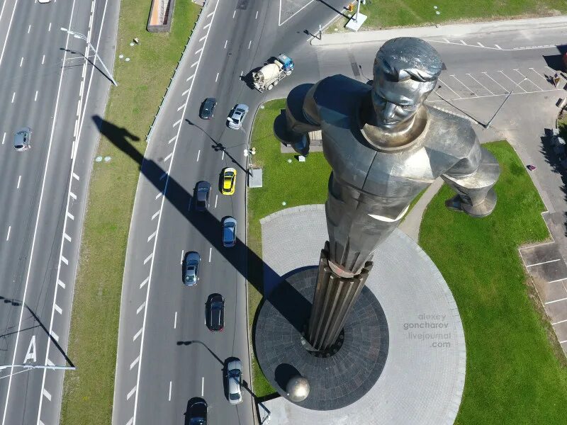 Памятник Гагарину в Москве на Ленинском проспекте. Памятник Юрию Гагарину. Памятник Юрию Гагарину Ленинский проспект. Памятник первому космонавту Юрию Гагарину. Москва гагарин с пересадками