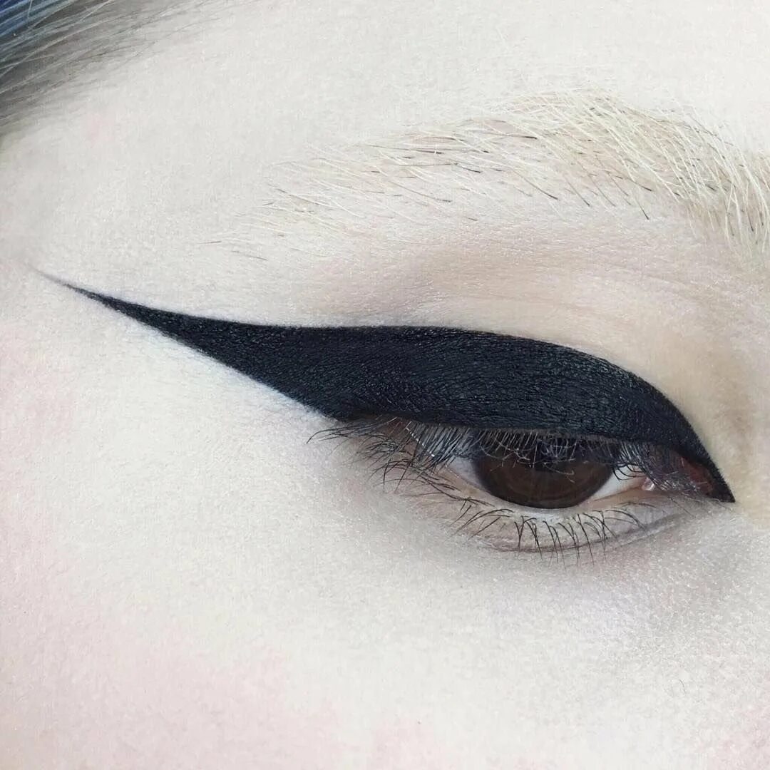 Большие стрелки на глазах. Красивые стрелки. Макияж с подводкой. Красивые стрелки на глазах. Красивые стрелки.