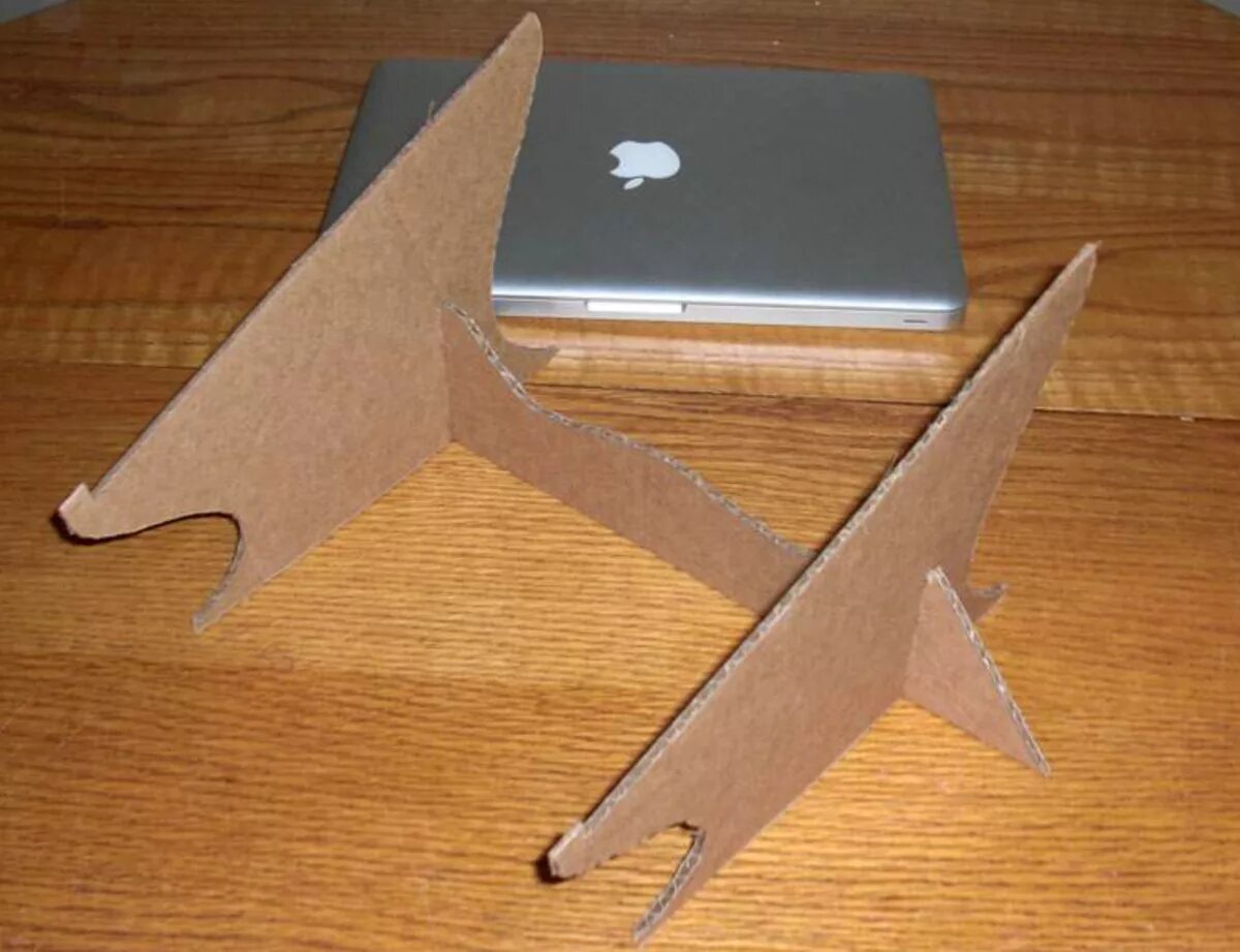 Картонные подставки. Подставка для ноутбука из картона. Подставка под ноутбук из картона. Самодельная подставка под ноутбук. Картонная подставка для телефона.